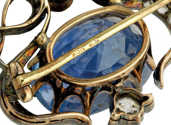 A DIAMOND AND SAPPHIRE GOLD BROOCH - Foto 3