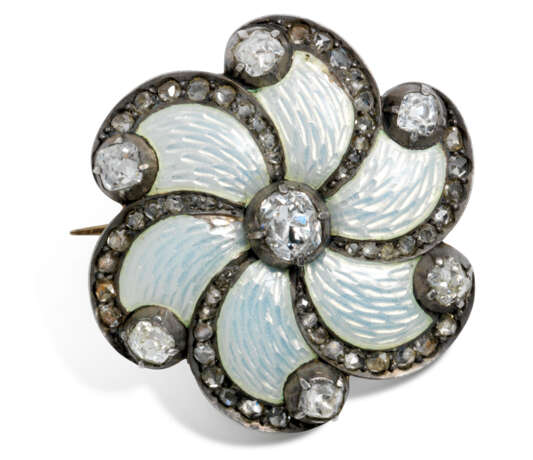 A DIAMOND AND GUILLOCHÉ ENAMEL GOLD BROOCH - Foto 1