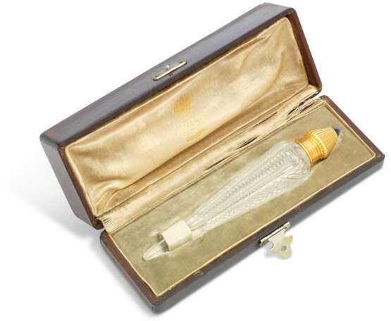 A GEM-SET GOLD-MOUNTED GLASS SCENT BOTTLE - фото 2
