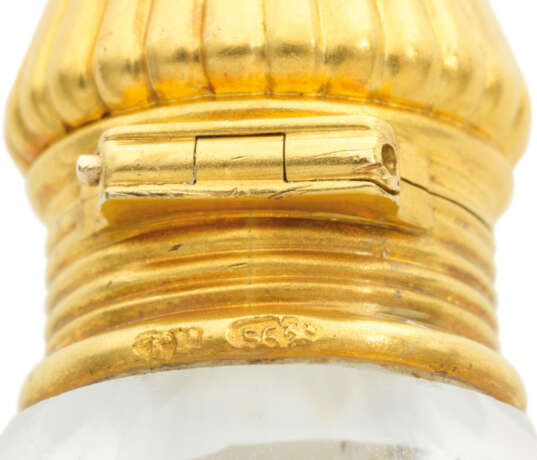 A GEM-SET GOLD-MOUNTED GLASS SCENT BOTTLE - фото 3