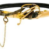 A GOLD AND GUNMETAL BRACELET SHAPED AS A SWORD - Foto 1