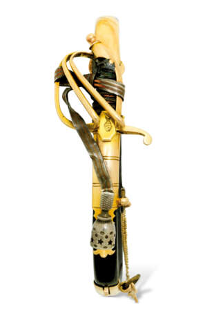 A GOLD AND GUNMETAL BRACELET SHAPED AS A SWORD - Foto 2