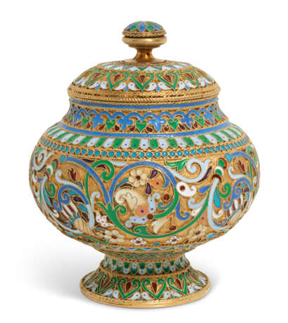 A SILVER-GILT AND CLOISONNÉ ENAMEL BRATINA - Foto 1