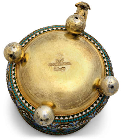 A SILVER-GILT AND CLOISONNÉ ENAMEL TEA-GLASS HOLDER - фото 3