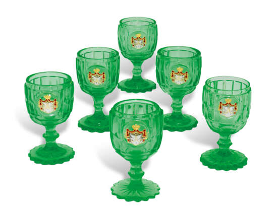 SIX GREEN GLASS GOBLETS FROM A BANQUET SERVICE - Foto 1