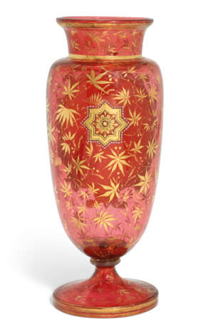 A RED GLASS VASE - photo 2