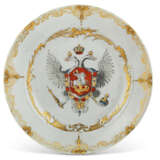 A PORCELAIN IMPERIAL ARMORIAL PLATE - Foto 1