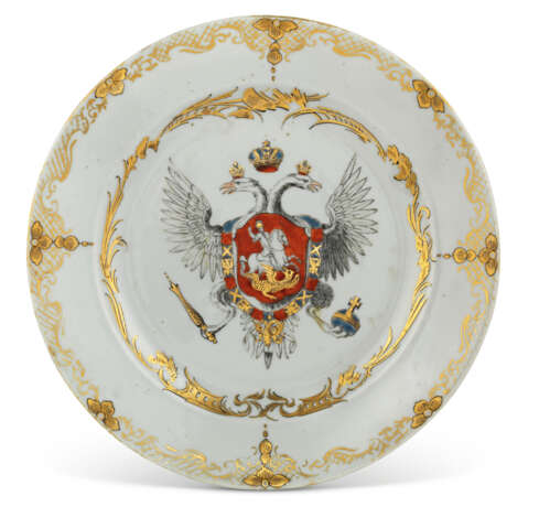 A PORCELAIN IMPERIAL ARMORIAL PLATE - Foto 1