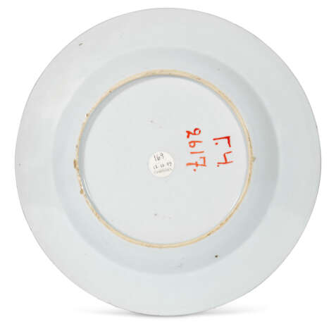 A PORCELAIN IMPERIAL ARMORIAL PLATE - Foto 2