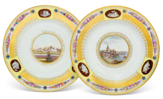 TWO PORCELAIN PLATES FROM THE DOWRY SERVICE OF GRAND DUCHESS... - Foto 1