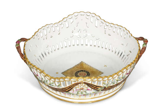 A PORCELAIN BASKET FROM THE SERVICE OF THE ORDER OF ST GEORG... - Foto 3