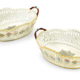 TWO PORCELAIN BASKETS FROM THE SERVICE OF THE ORDER OF ST AN... - Foto 1