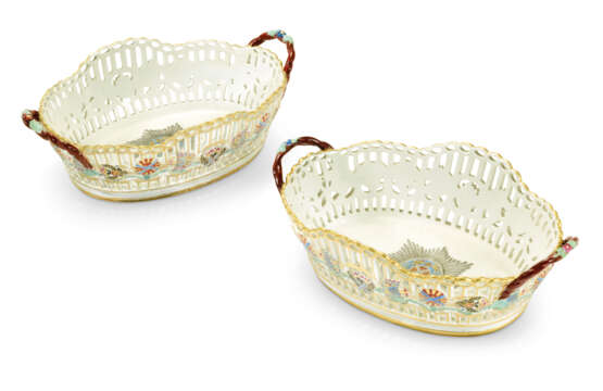 TWO PORCELAIN BASKETS FROM THE SERVICE OF THE ORDER OF ST AN... - Foto 1