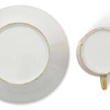A PORCELAIN CUP AND SAUCER - Foto 3