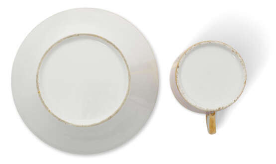 A PORCELAIN CUP AND SAUCER - фото 3