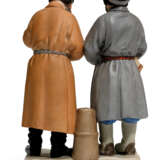 A PORCELAIN FIGURE OF TWO PEASANTS - photo 2