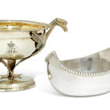 A SILVER-GILT TWO-HANDLED CUP AND A SILVER KOVSH - Foto 1