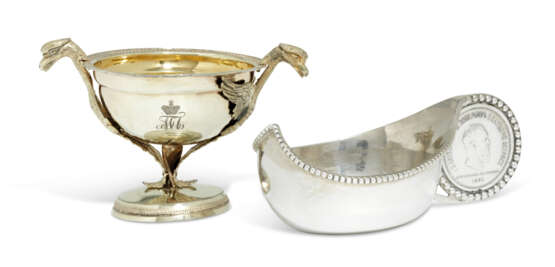 A SILVER-GILT TWO-HANDLED CUP AND A SILVER KOVSH - Foto 1