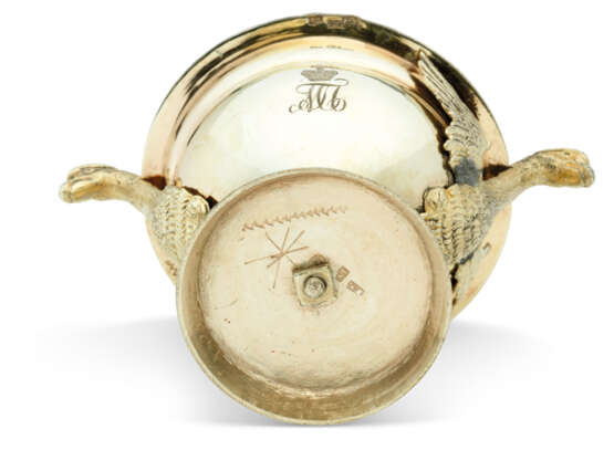 A SILVER-GILT TWO-HANDLED CUP AND A SILVER KOVSH - Foto 2