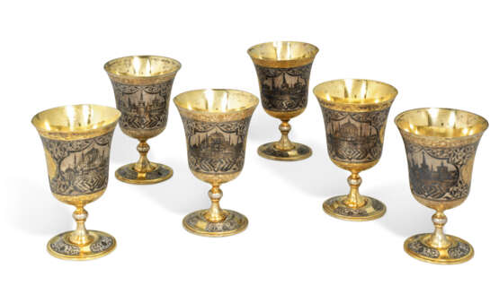 A SET OF SIX PARCEL-GILT SILVER AND NIELLO GOBLETS - Foto 1
