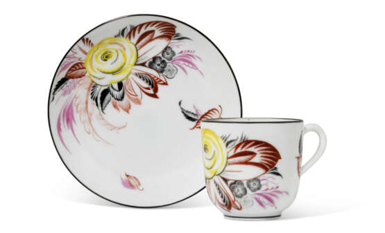 A SOVIET PORCELAIN CUP AND SAUCER - Foto 1