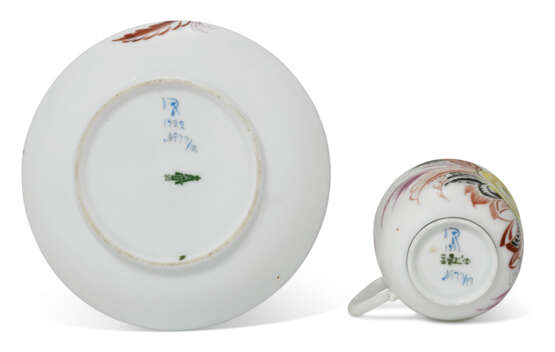A SOVIET PORCELAIN CUP AND SAUCER - Foto 3