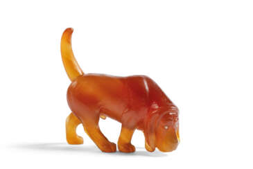 A JEWELLED AGATE MODEL OF A BLOODHOUND