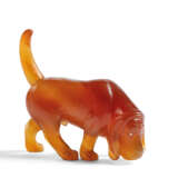A JEWELLED AGATE MODEL OF A BLOODHOUND - Foto 1