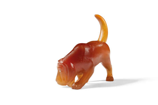 A JEWELLED AGATE MODEL OF A BLOODHOUND - Foto 2