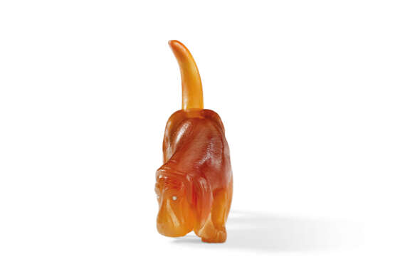 A JEWELLED AGATE MODEL OF A BLOODHOUND - фото 3