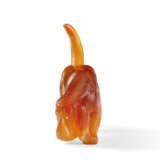 A JEWELLED AGATE MODEL OF A BLOODHOUND - Foto 3