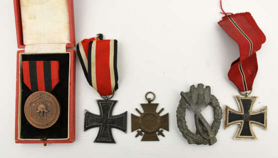 KONVOLUT MILITARIA, Orden/Anhänger aus 1.und 2. Weltkrieg, Eisen/Bronze/Zink versilbert, Deutsches Reich 1914-1944 - фото 1
