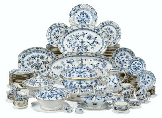 Meissen Porcelain Factory. A MEISSEN PORCELAIN 'BLUE ONION' PATTERN COMPOSITE PART TABLE-SERVICE - фото 1