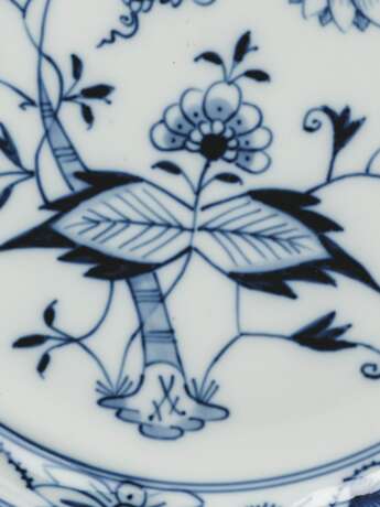Meissen Porcelain Factory. A MEISSEN PORCELAIN 'BLUE ONION' PATTERN COMPOSITE PART TABLE-SERVICE - фото 2