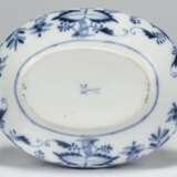 Meissen Porcelain Factory. A MEISSEN PORCELAIN 'BLUE ONION' PATTERN COMPOSITE PART TABLE-SERVICE - Foto 3