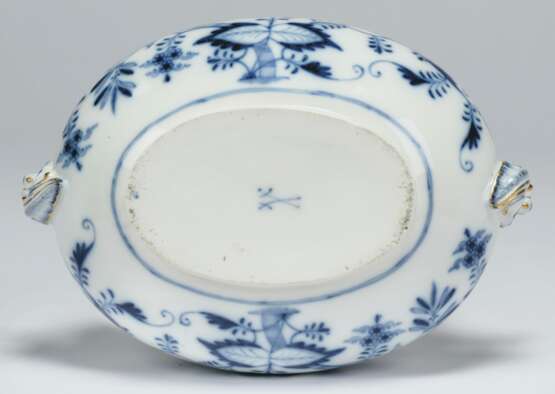 Meissen Porcelain Factory. A MEISSEN PORCELAIN 'BLUE ONION' PATTERN COMPOSITE PART TABLE-SERVICE - Foto 3
