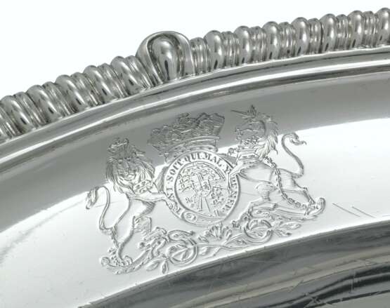 Garrard, Robert. A GEORGE III SILVER MEAT DISH AND A VICTORIAN SILVER MEAT DISH - фото 2