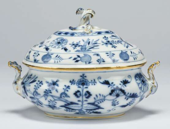 Meissen Porcelain Factory. A MEISSEN PORCELAIN 'BLUE ONION' PATTERN COMPOSITE PART TABLE-SERVICE - photo 6