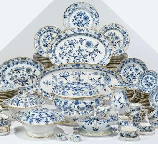 Meissen Porcelain Factory. A MEISSEN PORCELAIN 'BLUE ONION' PATTERN COMPOSITE PART TABLE-SERVICE - Foto 7