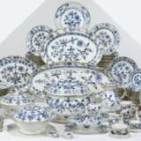 Meissen Porcelain Factory. A MEISSEN PORCELAIN 'BLUE ONION' PATTERN COMPOSITE PART TABLE-SERVICE - Foto 7