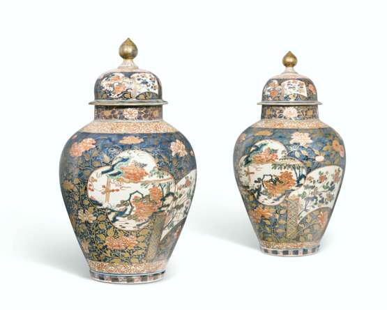 A PAIR OF JAPANESE IMARI VASES AND COVERS - фото 1