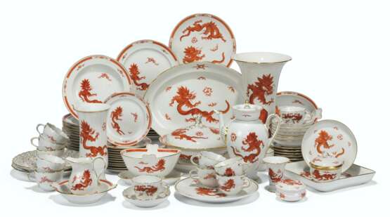 Meissen Porcelain Factory. A MEISSEN PORCELAIN 'RED DRAGON' PATTERN COMPOSITE PART TABLE-SERVICE - Foto 1