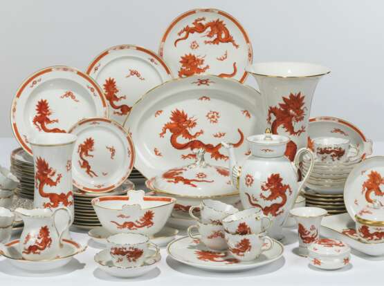 Meissen Porcelain Factory. A MEISSEN PORCELAIN 'RED DRAGON' PATTERN COMPOSITE PART TABLE-SERVICE - фото 2