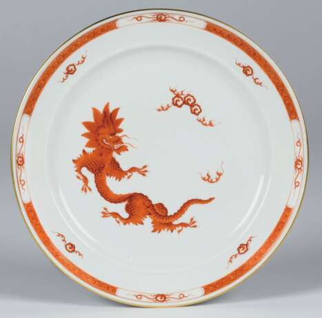Meissen Porcelain Factory. A MEISSEN PORCELAIN 'RED DRAGON' PATTERN COMPOSITE PART TABLE-SERVICE - фото 5