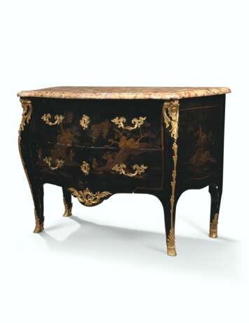 A LOUIS XV ORMOLU-MOUNTED JAPANNED COMMODE - photo 2