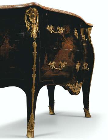 A LOUIS XV ORMOLU-MOUNTED JAPANNED COMMODE - фото 3