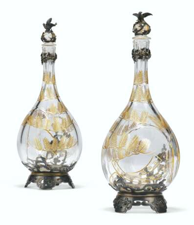A PAIR OF FRENCH 'JAPONISME' SILVER-METAL MOUNTED GLASS DECANTERS - Foto 2