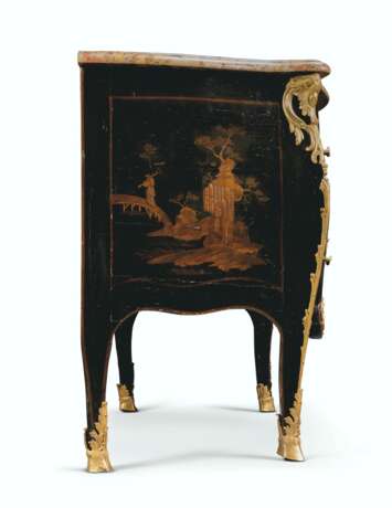 A LOUIS XV ORMOLU-MOUNTED JAPANNED COMMODE - фото 4