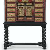 A FLEMISH GILT-METAL MOUNTED AND PARCEL-GILT TORTOISESHELL, EBONY AND IVORY CABINET-ON-STAND - Foto 1