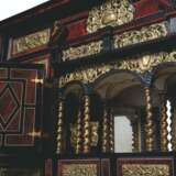 A FLEMISH GILT-METAL MOUNTED AND PARCEL-GILT TORTOISESHELL, EBONY AND IVORY CABINET-ON-STAND - Foto 5